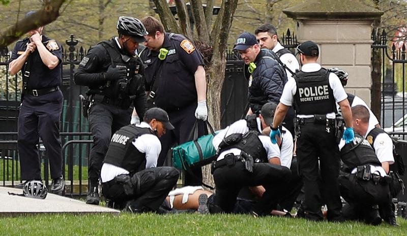Foto: Agentes del Servicio Secreto arrestan a un hombre en los jardines de la Casa Blanca. El 12 de abril de 2019
