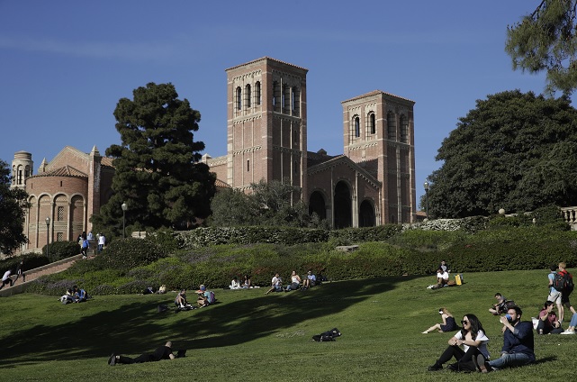 Foto: Estudiantes sentados en el césped del Royce Hall en Universidad de California en Los Ángeles, EEUU. El 25 de abril de 2019