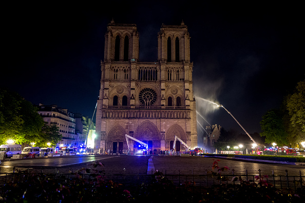 Foto: Bomberos de París sofocan incendio en la catedral de Notre Dame. El 15 de abril de 2019