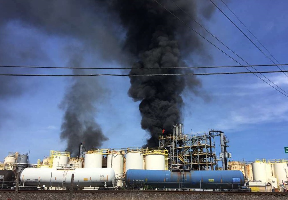 Foto: Bomberos del condado de Harris en Texas, EEUU, combaten incendio en la planta química KMCO. El 2 de abril de 2019