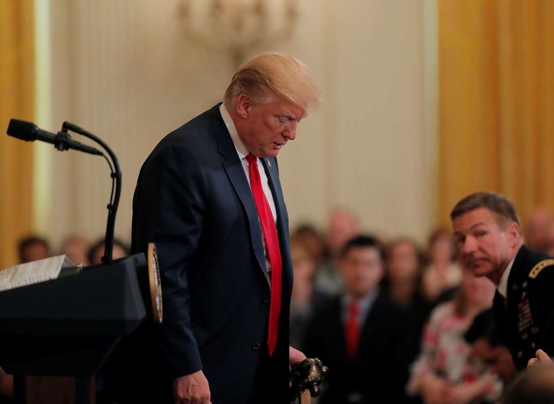 Foto: El presidente de Estados Unidos, Donald Trump, mira al suelo durante un evento con militares en la Casa Blanca. El 18 de abril de 2019