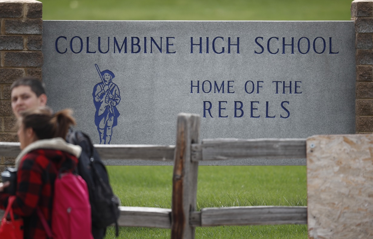 Foto: Los estudiantes abandonan Columbine High School el martes 16 de abril de 2019, en Littleton, Colorado, EEUU