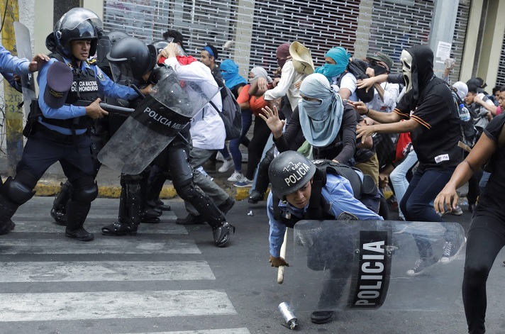 Foto: Policías se enfrentan contra manifestantes en calles de Tegucigalpa, Honduras. El 29 de abril de 2019