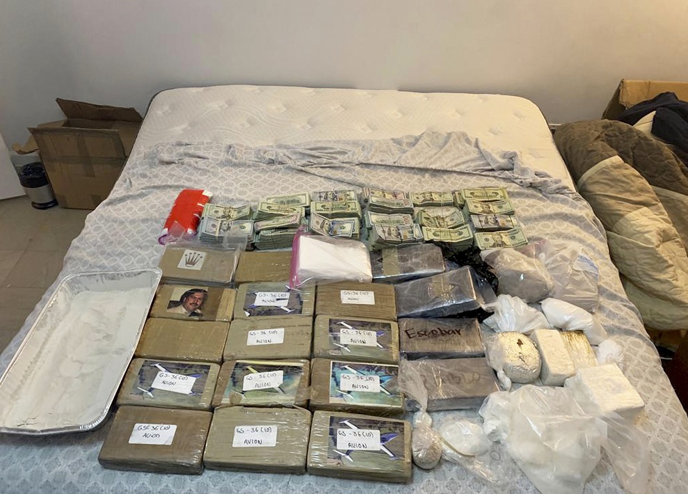 Foto: Agentes de la DEA decomisaron paquetes con droga y fotografía del narcotraficante colombiano Pablo Escobar en Nueva York, EEUU. El 1 de abril de 2019