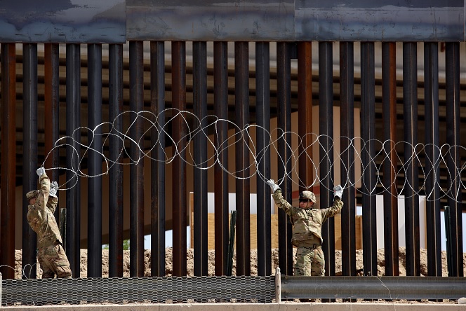 Foto: Soldados estadounidenses instalan cable con púas en la cerca fronteriza en El Paso, Texas, EEUU. El 4 de abril de 2019