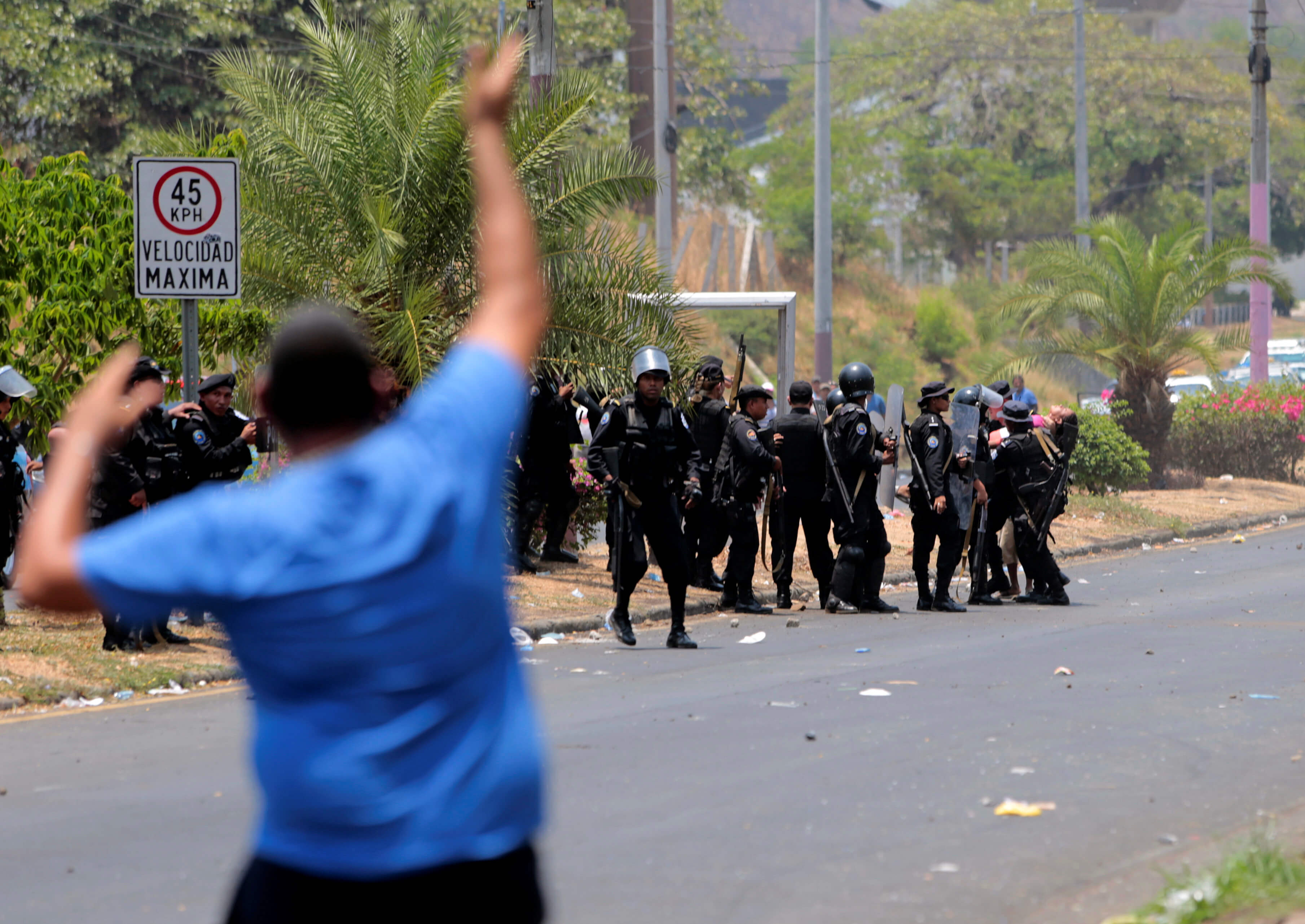 Foto: Policías se enfrentan contra manifestantes cerca de la Catedral Metropolitana de Managua, Nicaragua. El 19 de abril de 2019