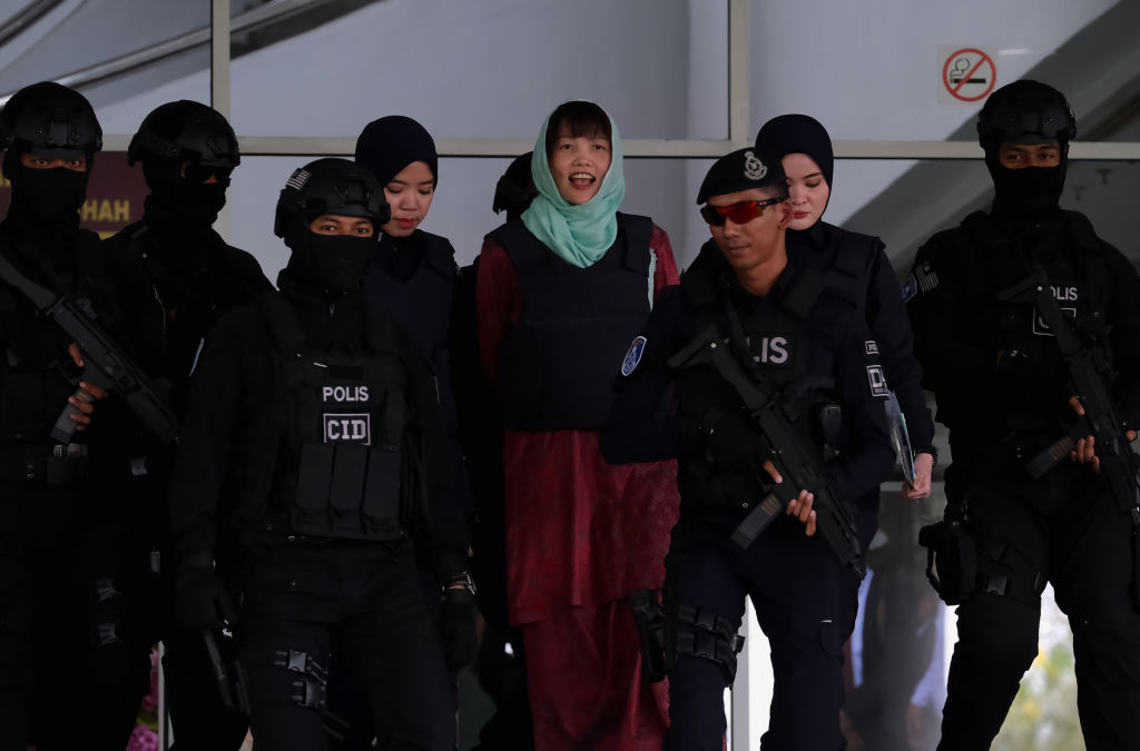 Foto: Policías escoltan a Doan Thi Huong, presunta asesina de Kim Jong-nam, medio hermano del líder norcoreano, Kim Jong-un. El 1 de abril de 2019