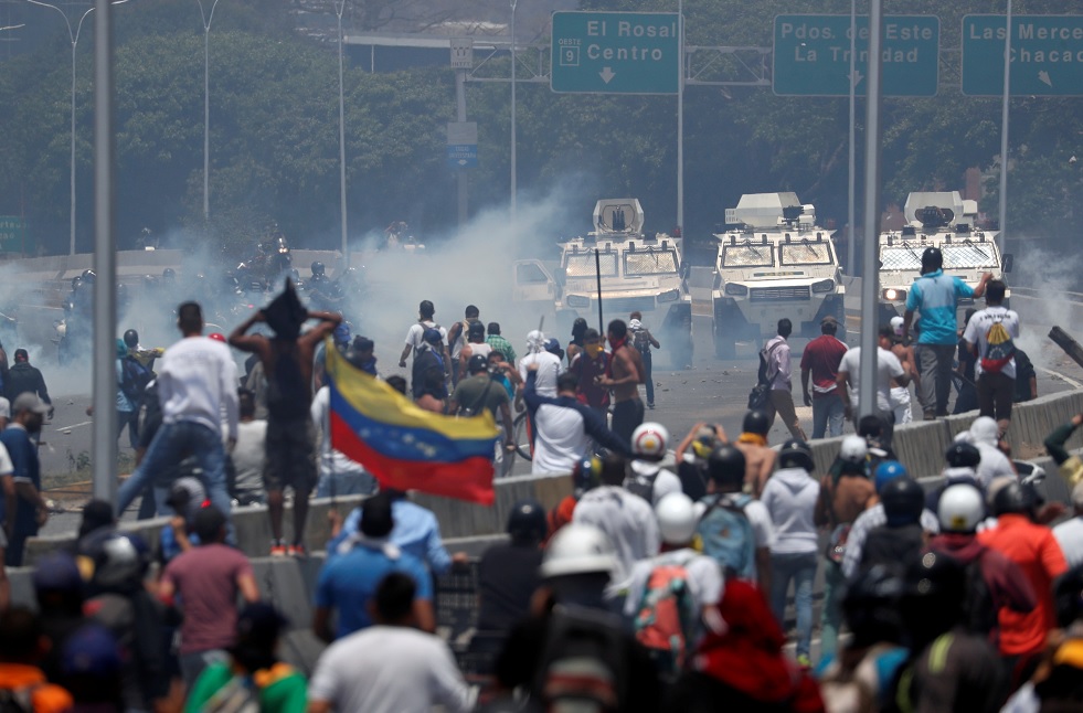Foto: Manifestantes se enfrentan a vehículos militares cerca de la base aérea del Generalísimo Francisco de Miranda "La Carlota" en Caracas, Venezuela. El 30 de abril de 2019