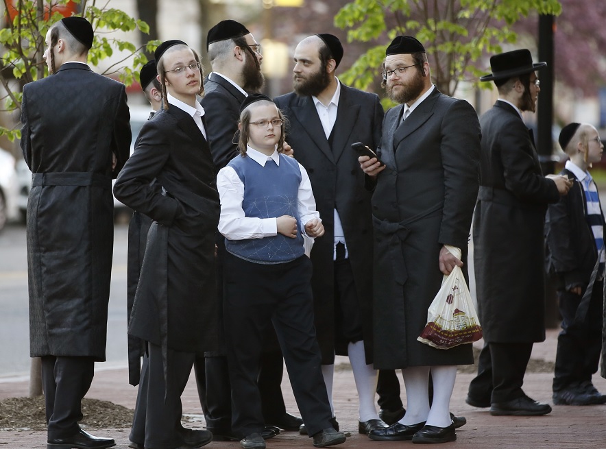 Foto: Judíos ultraortodoxos se vistieron para la fiesta de la Pascua, fuera del Centro para las Artes Escénicas de Nueva Jersey (NJPAC) en EEUU. El 24 de abril de 2019