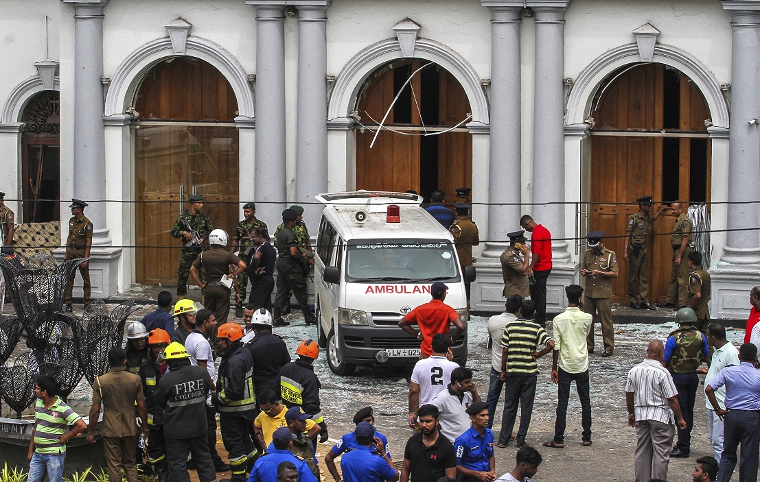 Fotos: Soldados del Ejército de Sri Lanka aseguran el área alrededor del santuario St. Anthony después de una explosión. El 21 de abril de 2019