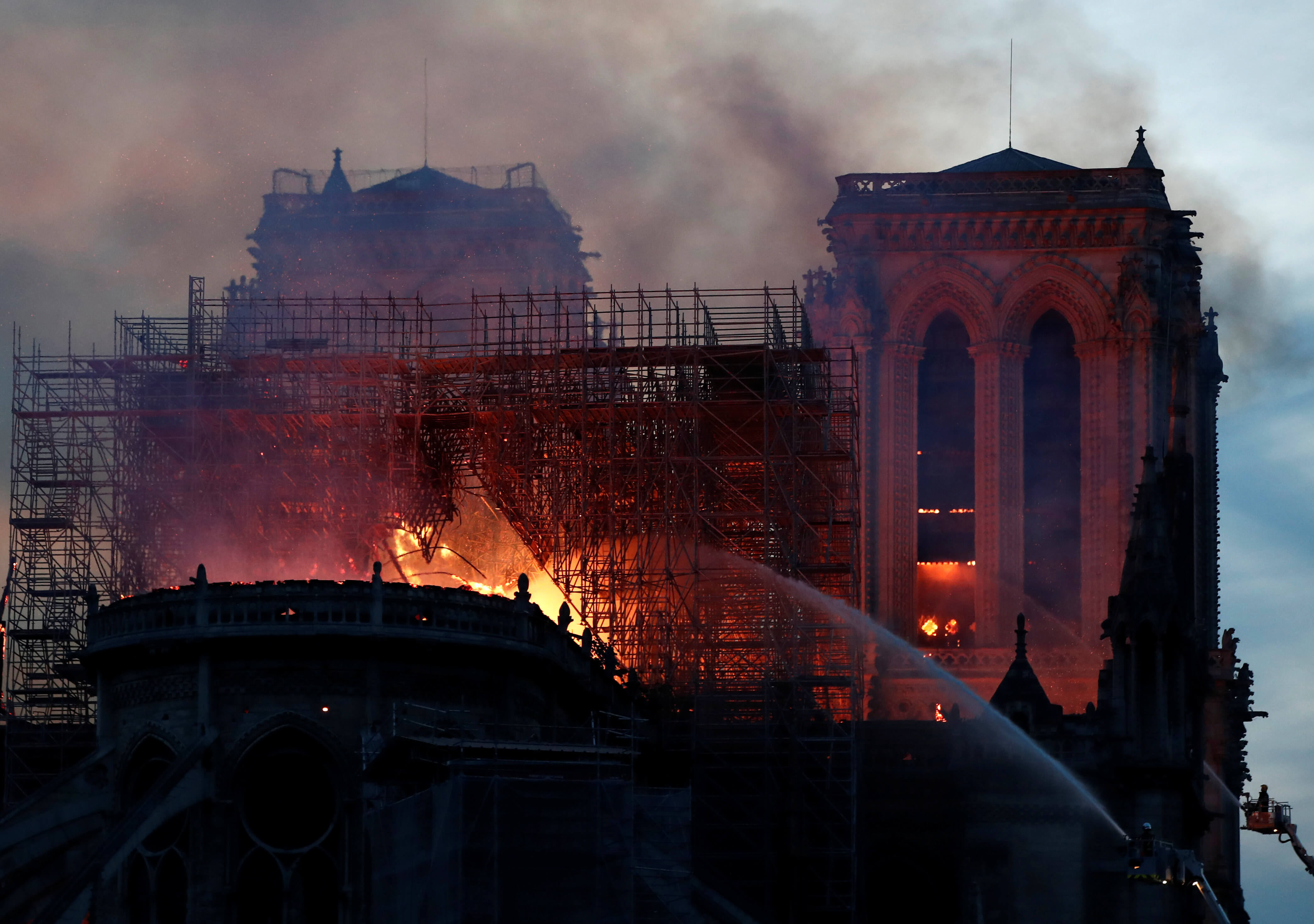 Foto: Bomberos de París combaten el incendio en la catedral de Notre Dame. El 15 de abril de 2019
