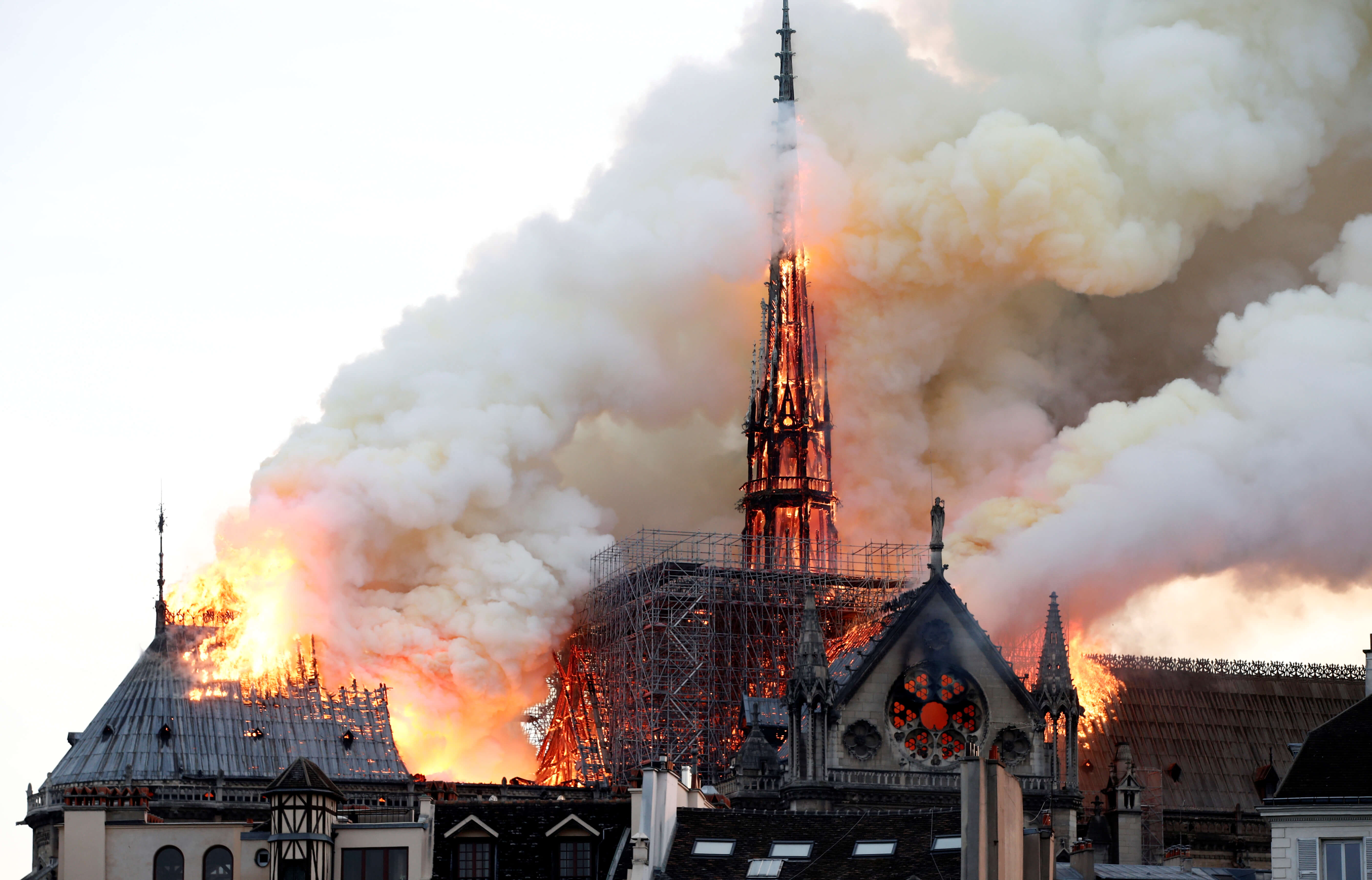 Utilizar aviones cisterna para apagar incendio en Notre Dame destruiría el monumento