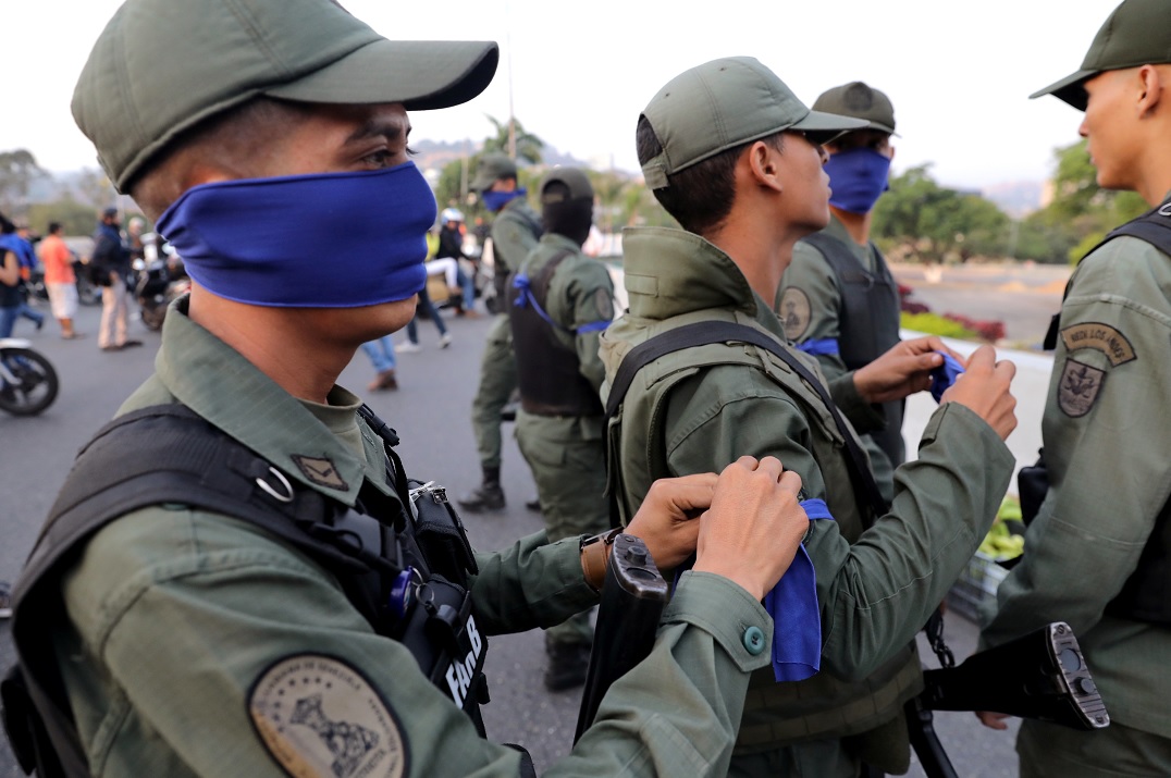 Foto: Militares venezolanos se cubren el rostro cerca de la base aérea del Generalísimo Francisco de Miranda en Caracas. El 30 de abril de 2019
