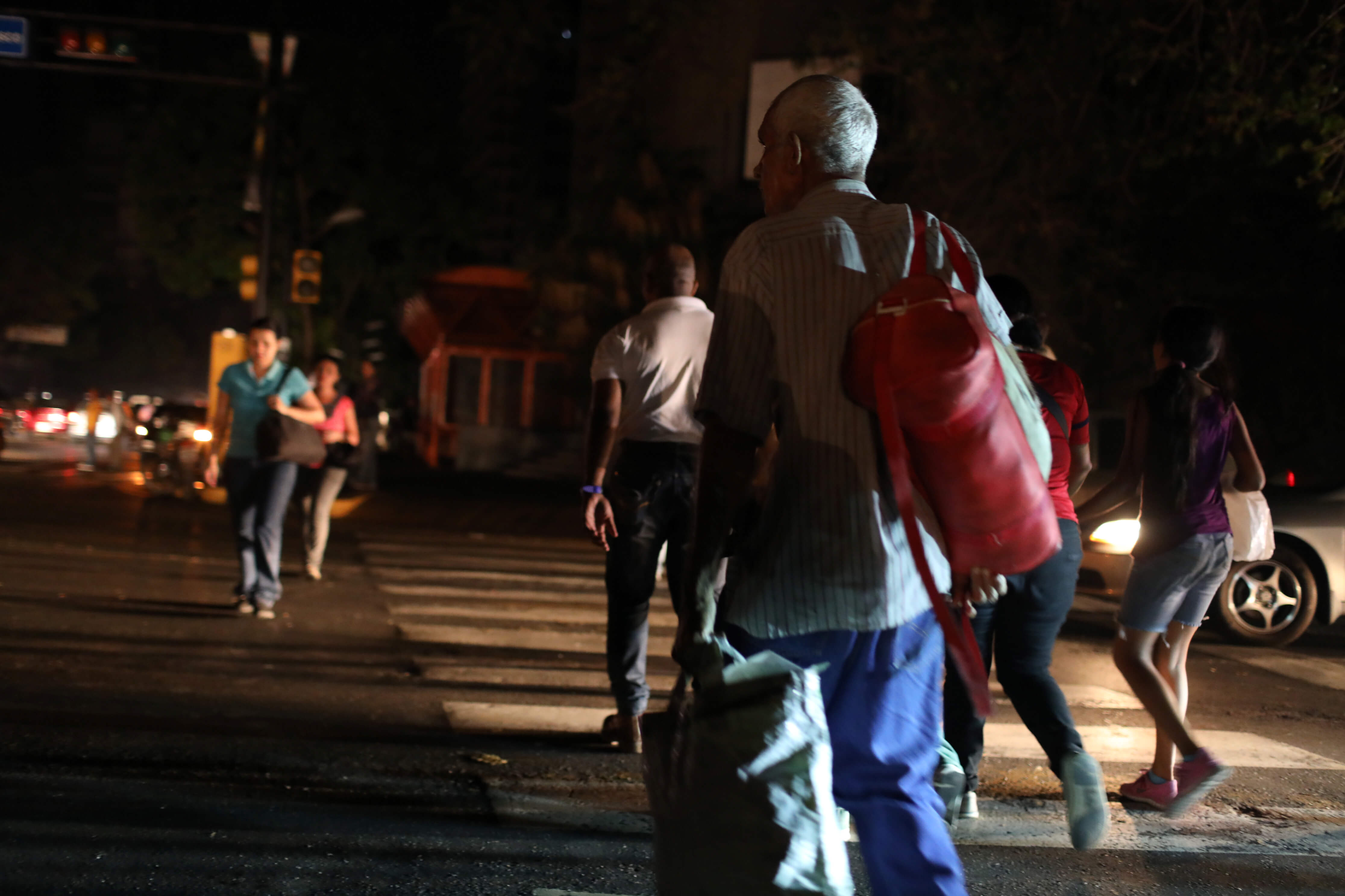 Foto: Varias personas cruzan la calle durante un apagón en Caracas, Venezuela. El 29 de marzo de 2019