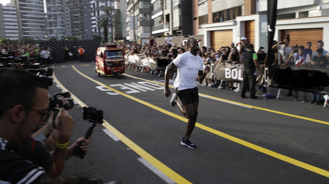 Foto: El velocista jamaicano Usain Bolt compite contra mototaxi en Lima, Perú. El 2 de abril de 2019
