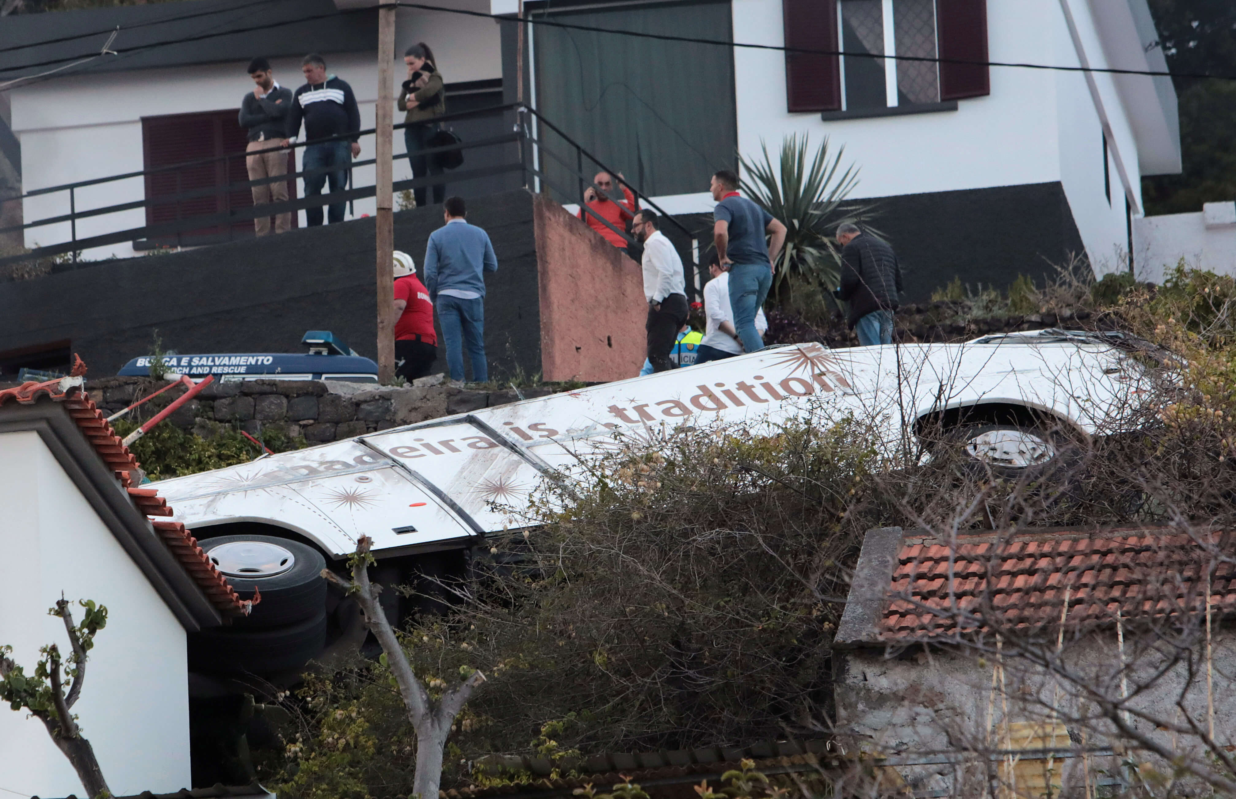 Foto: Un autobús cayó de una colina en Canico, en la isla portuguesa de Madeira. El 17 de abril de 2019