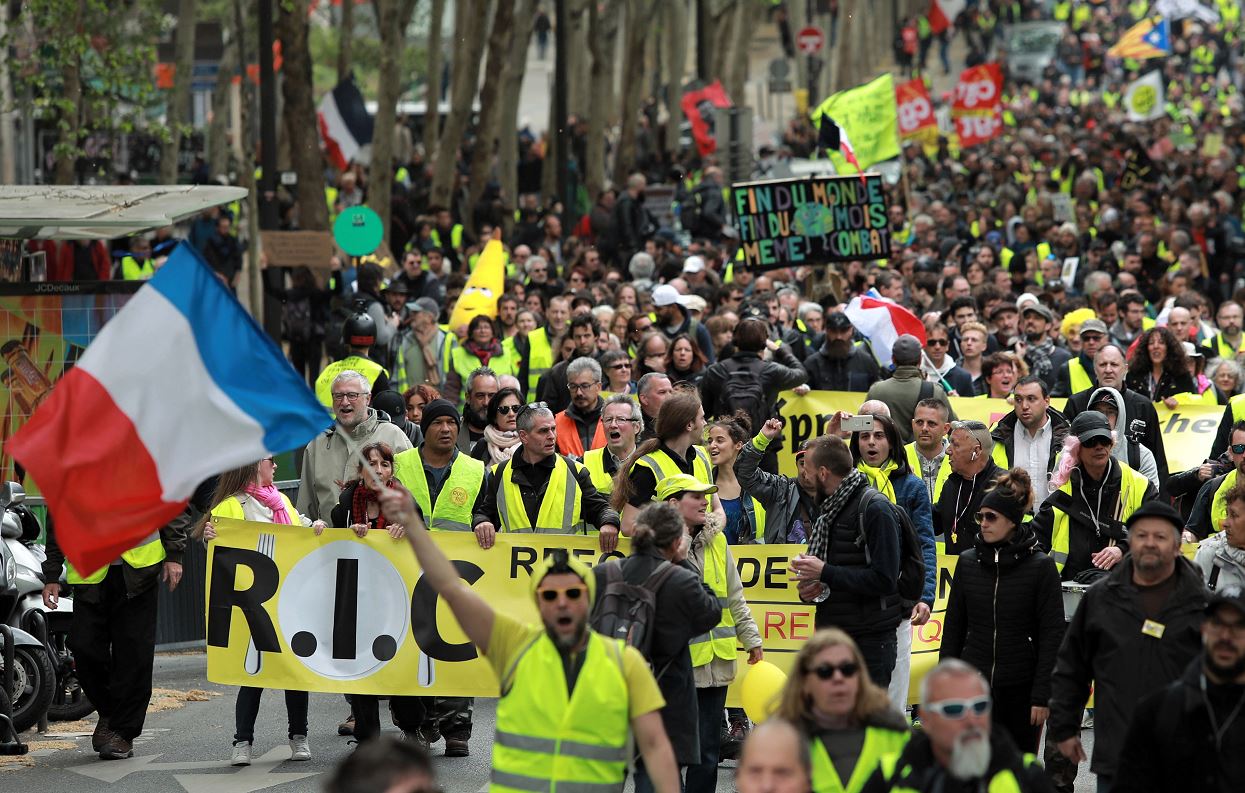 Chalecos amarillos se manifiestan en Francia desafiando a Macron y sus anuncios