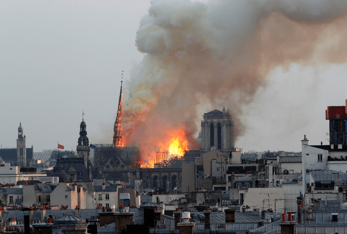 Trump sugiere emplear aviones cisterna contra incendio en Notre Dame