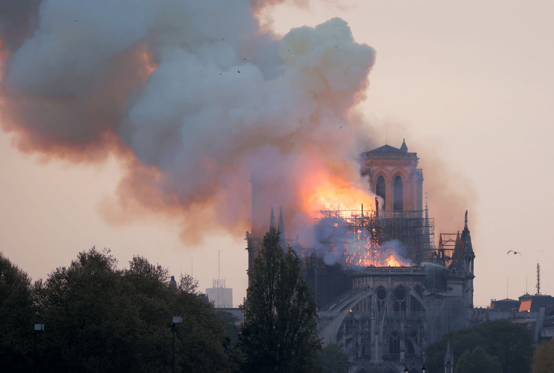 FOTO:Fuerte incendio en la Catedral de Notre Dame. (Reuters)