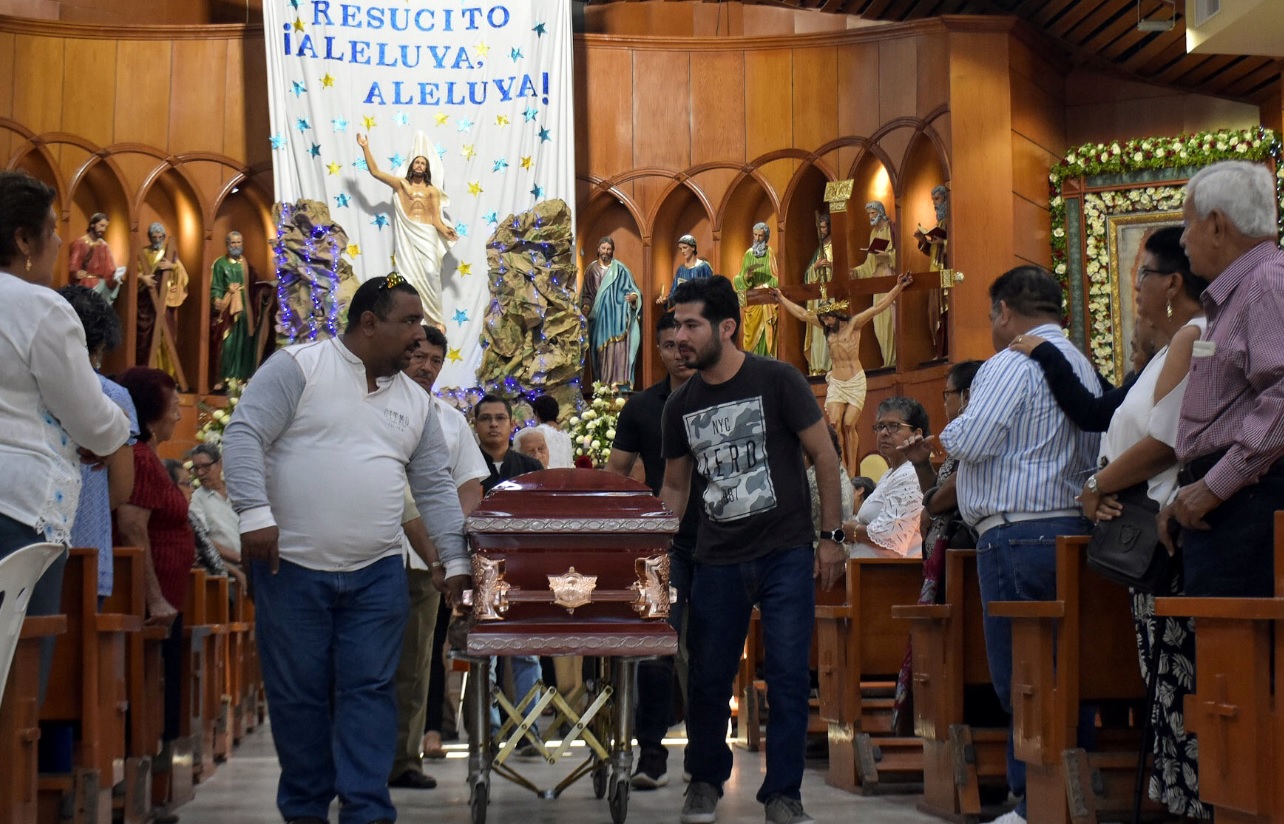 Foto: Los familiares de Juan René López Velázquez, una de las víctimas del tiroteo del viernes pasado, que dejó 13 muertos en Minatitlán, Veracruz, 21 de abril de 2019 (Reuters)