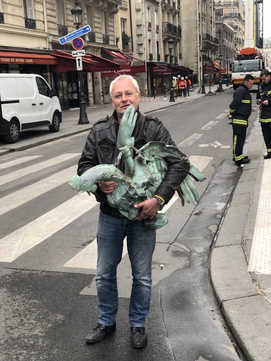 foto ¡Increíble! Encuentran gallo que coronaba la aguja de Notre Dame 16 abril 2019