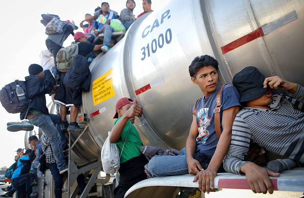 Caravanas migrantes se dividen en Chiapas