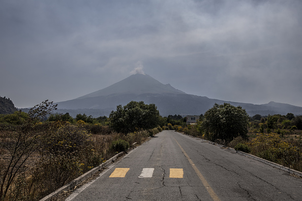Autoridades y pobladores limpian ruta de evacuación del Popocatépetl
