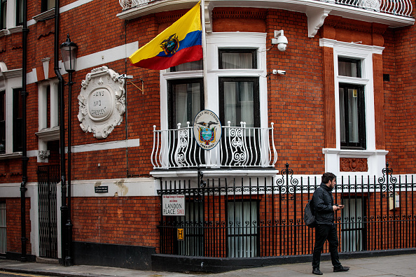 Ecuador contradice a WikiLeaks; niega que vaya a expulsar a Assange de su embajada