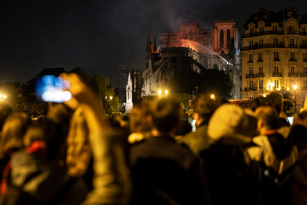 Video: Parisinos entonan el ‘Ave María’ ante catástrofe en Notre Dame