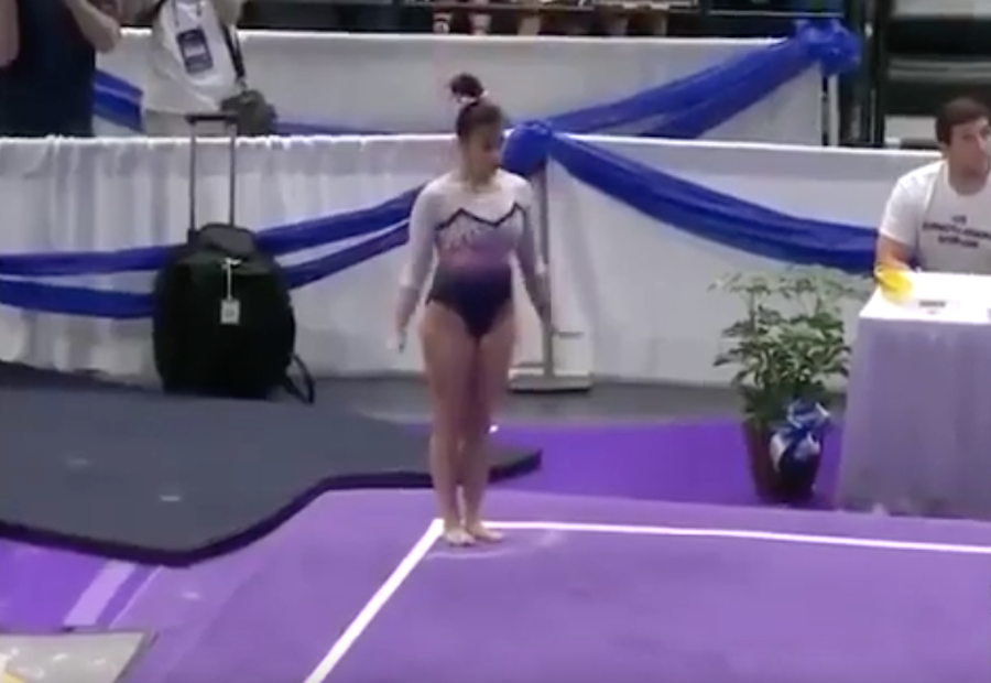 Video: Gimnasta universitaria se rompe las piernas en plena competencia