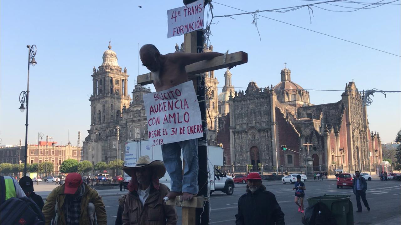 FOTO Un hombre se 'crucifica' frente a Palacio Nacional, por segunda ocasión (S.Servín 3 abril 2019 cdmx)