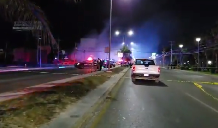Sujetos armados disparan y prenden fuego a lote de autos en Cancún