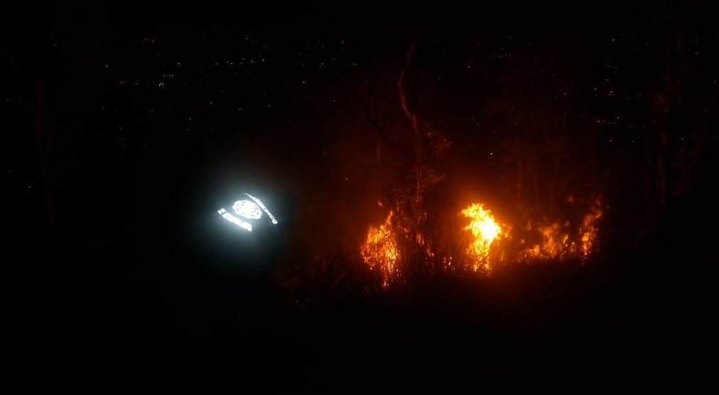 Incendio consume pastizal en Cerro de la Estrella, en Iztapalapa