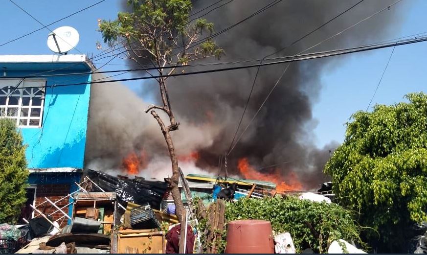 Foto: Un fuerte incendio consumió varias viviendas con techos de lámina dentro de un predio en la colonia El Chamizal, 20 abril 2019