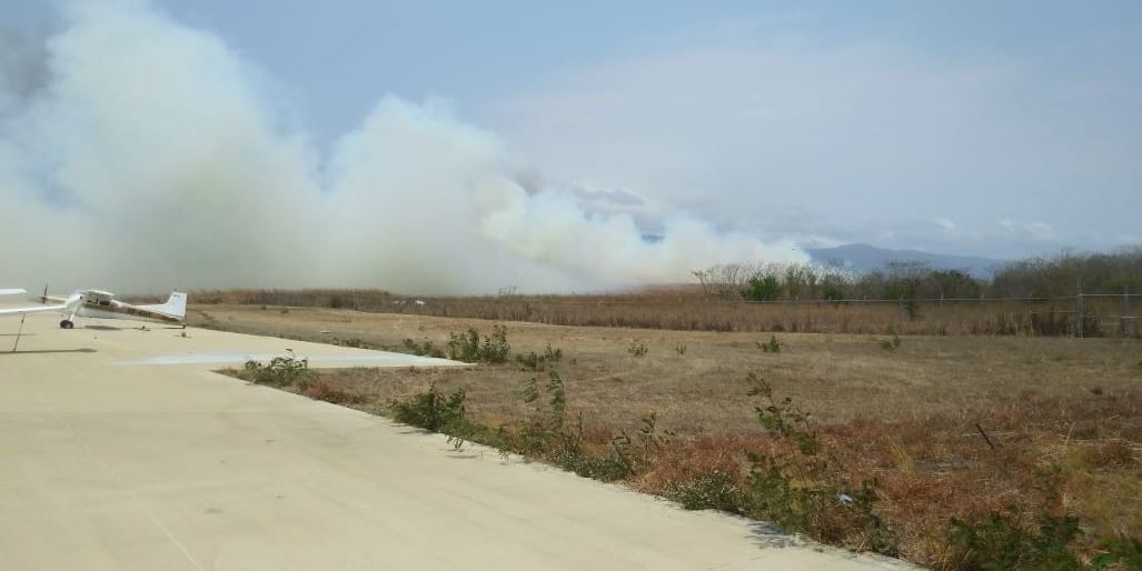 Incendio provoca suspensión de operaciones en aeropuerto de Chiapas