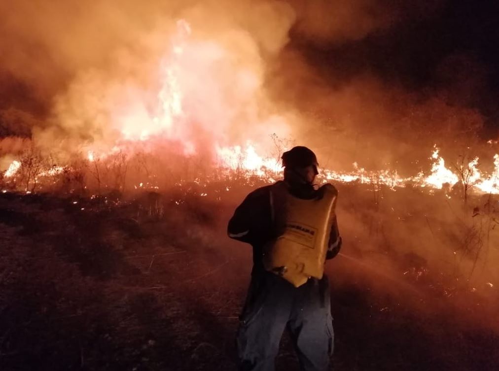 Fuerte incendio consume pastizales en Tuxtla Gutiérrez, Chiapas