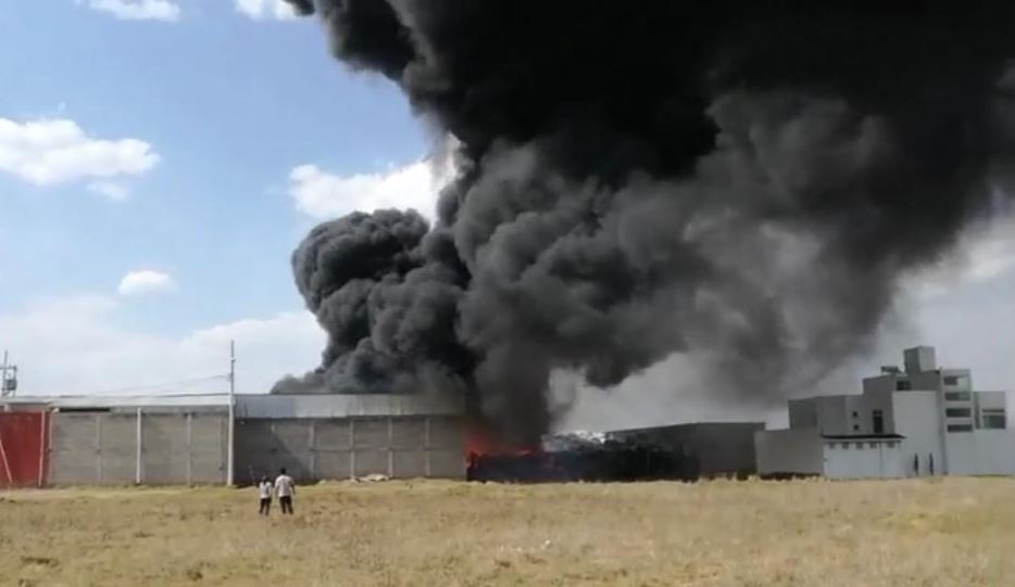 Incendio consume fábrica recicladora de plástico en Toluca