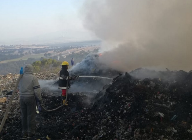 Foto: Incendio en relleno sanitario en Tlaxcala, 16 de abril 2019. Twitter @CES_TLX