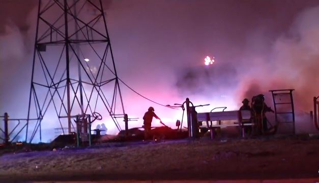Foto: Un incendio consumió varios talleres de madera clandestinos en la colonia Santa Martha Acatitla, 24 abril 2014