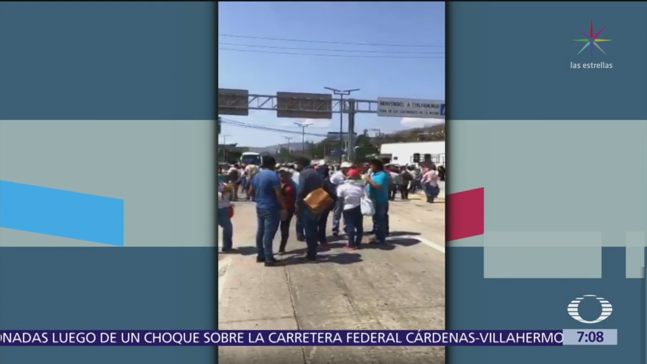 Integrantes de CNTE bloquean la Autopista del Sol