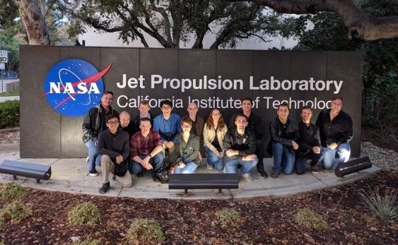 Jaime Sánchez de la Vega y sus compañeros de la Universidad Estatal de Arizona (ASU) en el Laboratorio de Propulsión a Chorro de la NASA, en California (Jaime Sánchez de la Vega)