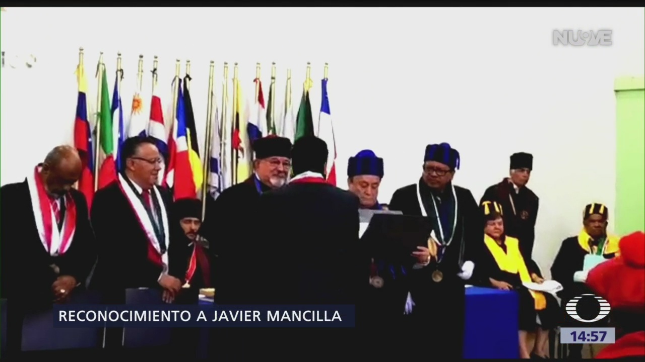 Foto: Javier Mancilla recibe la presea ‘Honor, Ciencia y Cultura’