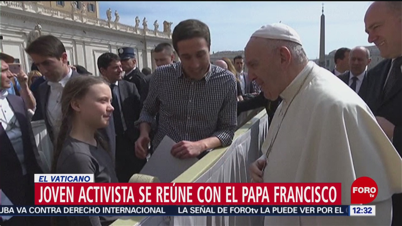 Joven activista ambiental saluda al papa