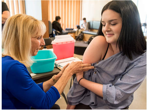 Foto: Joven recibe vacuna contra el sarampión en California, 4 de abril de 2017, Estados Unidos 