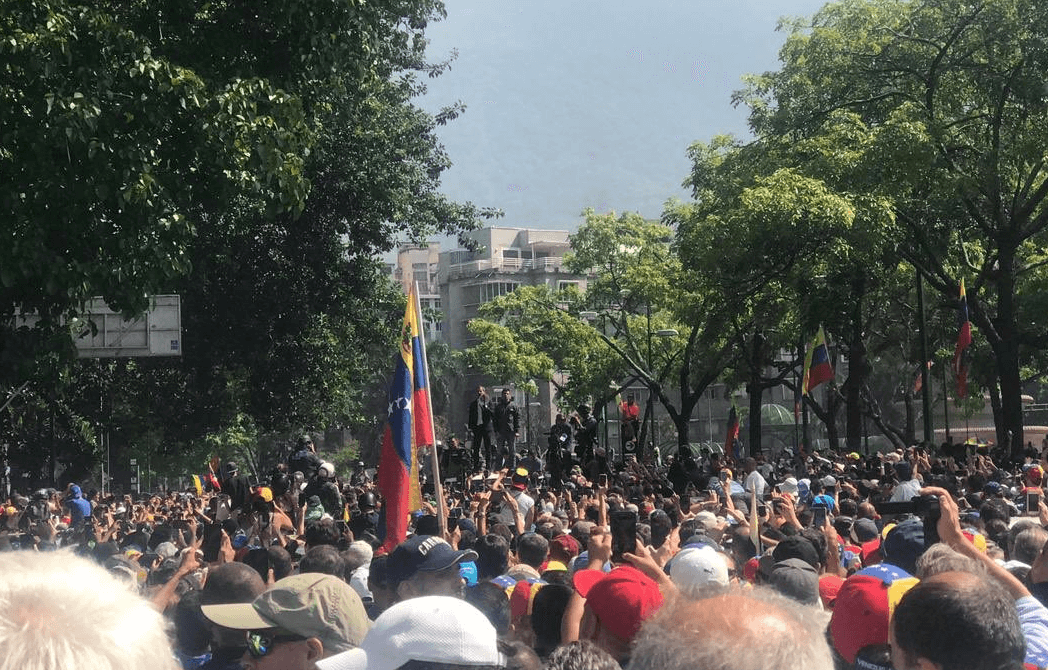 FOTO Juan Guaidó protesta junto a seguidores en Altamira (Twitter @Presidencia_VE 30 abril 2019)