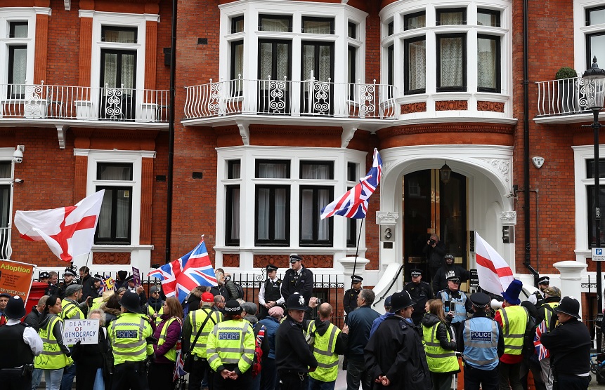 Ecuador rechaza informes sobre expulsión de Julian Assange de su embajada