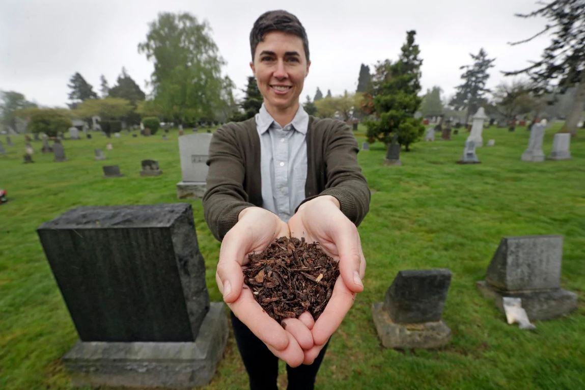 Katrina Spade, la fundadora y CEO de 'Recompose', muestra el resultado del proceso de descomposición y composta con el cuerpo de una vaca en un cementerio de Seattle (AP Images)