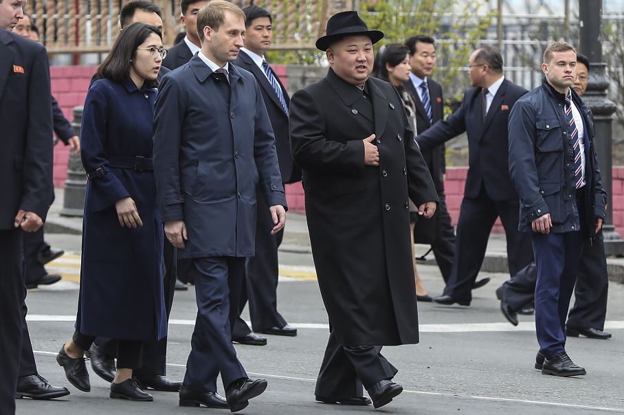 fOTO: El líder de Corea del Norte, Kim Jong Un, en el centro, rodeado de funcionarios rusos y de Corea del Norte, 24 abril 2019