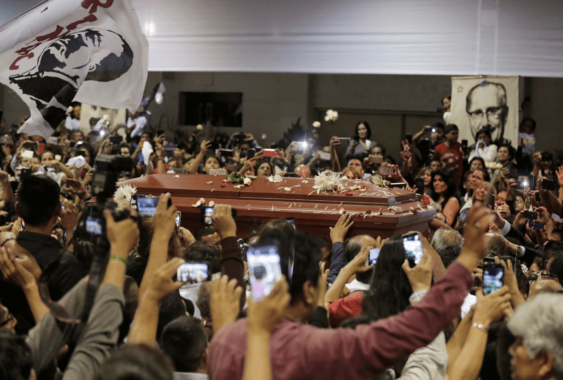 Foto: La gente se acerca al féretro de Alan García, 18 de abril de 2019, Perú