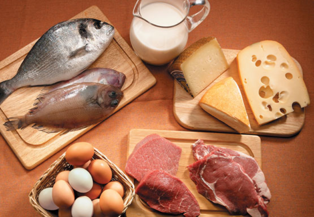 Los alimentos de origen animal contienen todos los aminoácidos esenciales requeridos para crear proteínas. Sin embargo, su ingesta también trae excesos de grasa y metabolismo pesado (GettyImages)